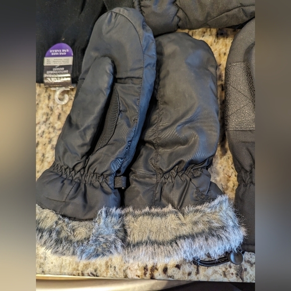 Woman's gloves & Mitts Size S or Youth L - Picture 4 of 10